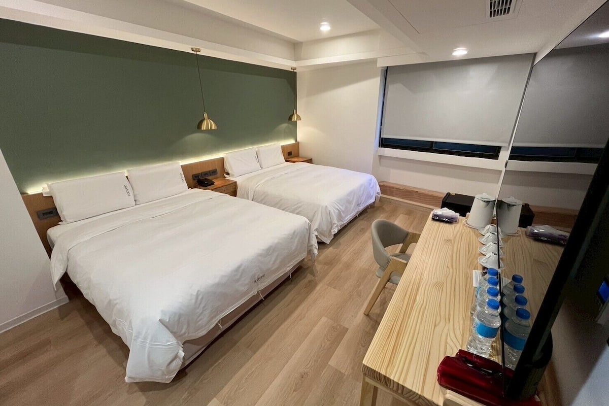 Family Quadruple Room, 2 Queen Beds