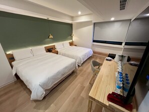 Familie vierpersoonskamer, 2 queensize bedden | Donzen dekbedden, een gratis minibar, een bureau