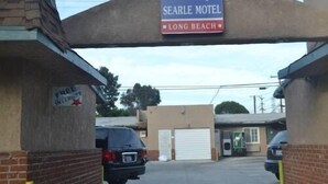 A motel sign with 'SEARLE MOTEL' and 'LONG BEACH' written on it. - Searle Motel (Long Beach)