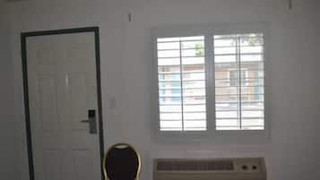 Kamar Single Basic, 1 Tempat Tidur Queen | 1 kamar tidur, setrika/meja setrika, dan Wi-Fi gratis