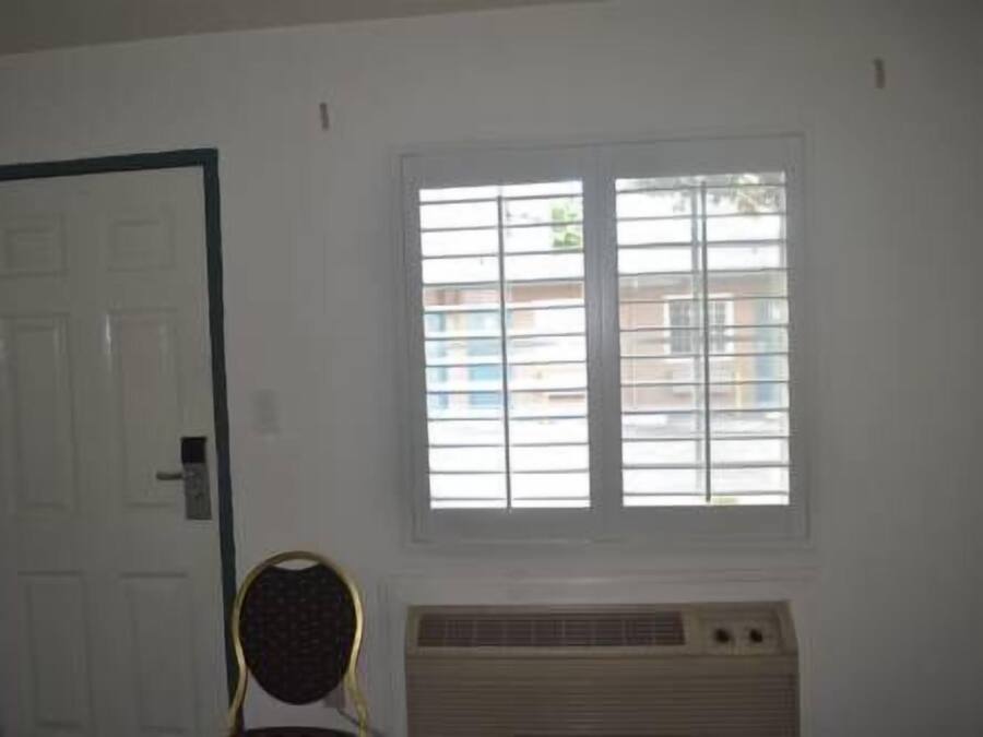 Basic Single Room, 1 Queen Bed | Iron/ironing board, free WiFi