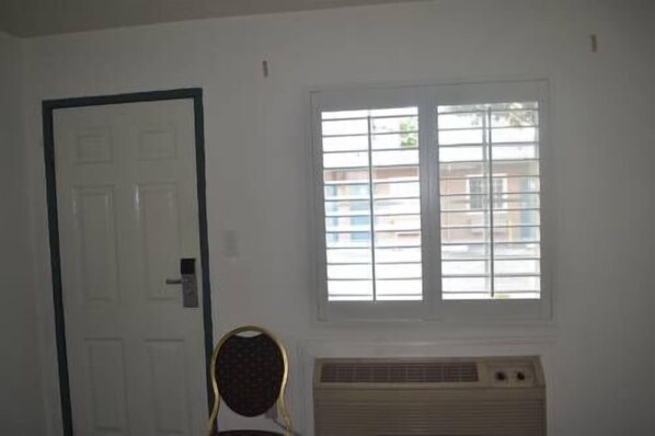 Basic Single Room, 1 Queen Bed | Iron/ironing board, free WiFi - Searle Motel (Long Beach)