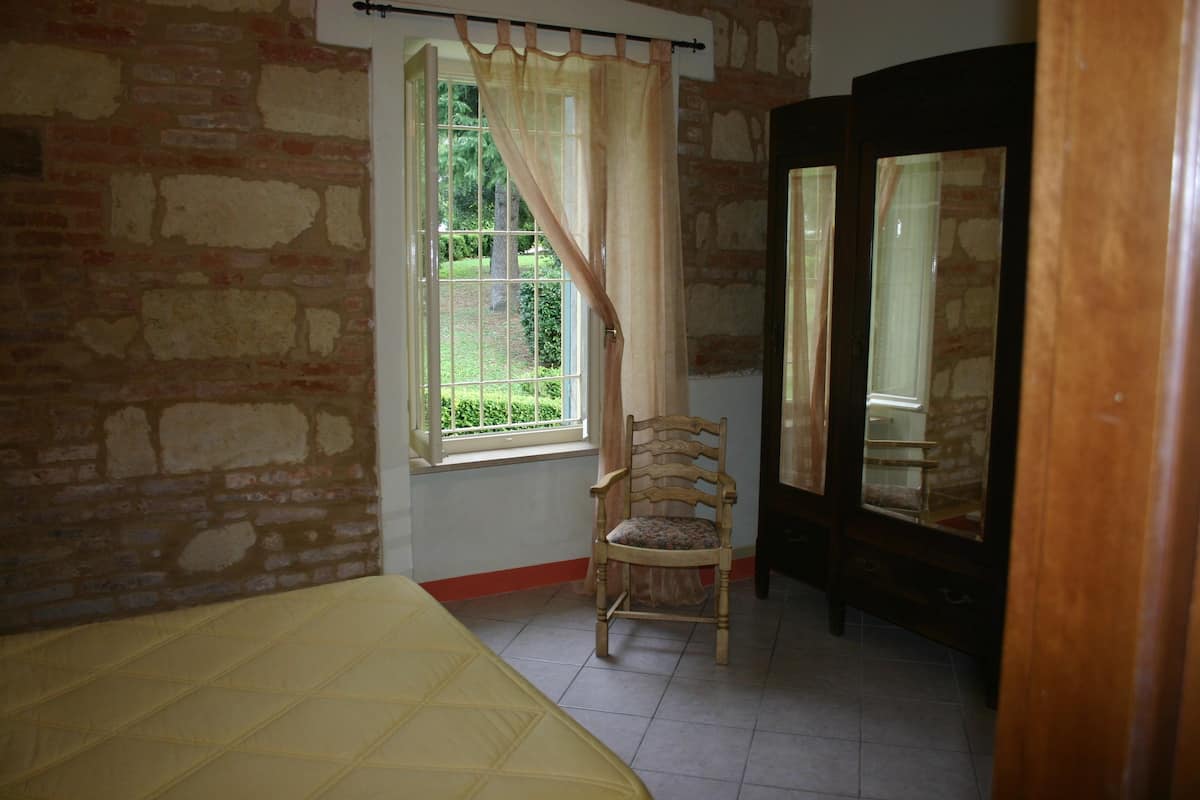 Apartment, 1 Bedroom | Desk, free cribs/infant beds, rollaway beds