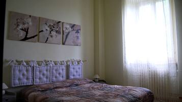 Schreibtisch, kostenlose Babybetten, Zustellbetten