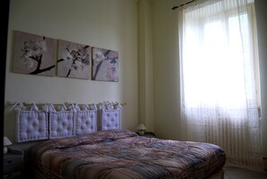 Bureau, lits bébé (gratuits), lits pliants/supplémentaires