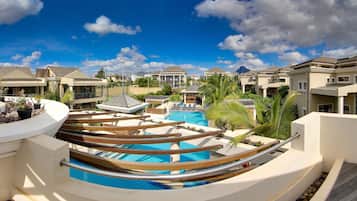 Piscine extérieure, chaises longues