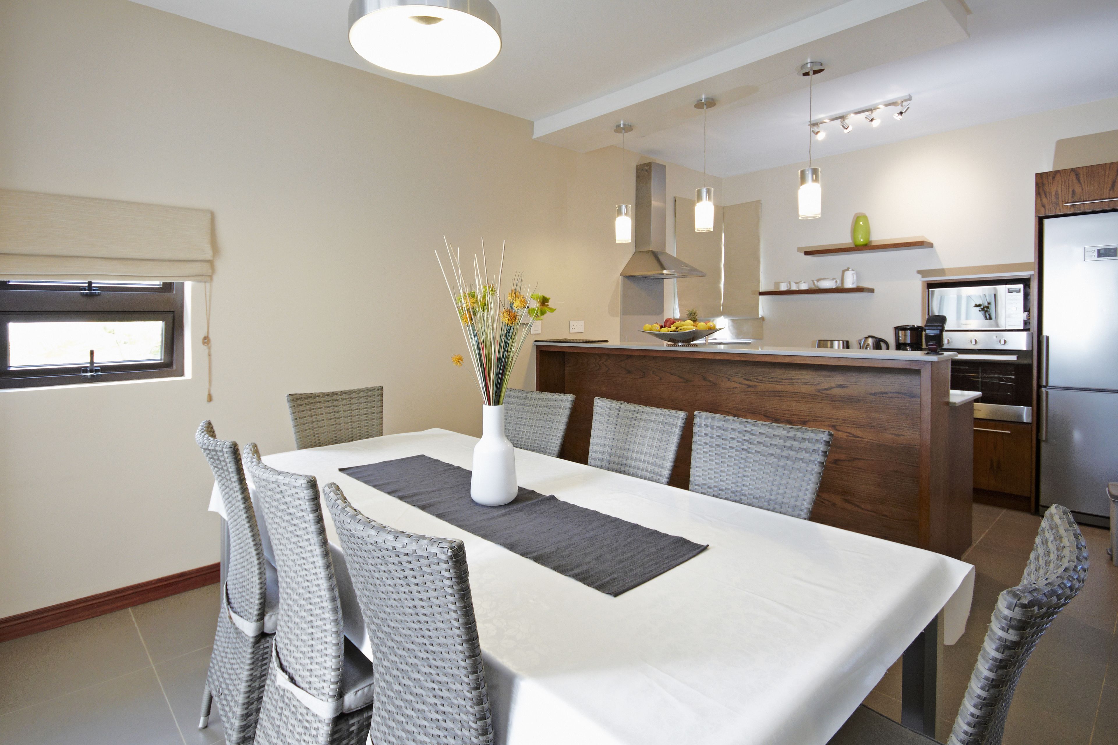 Una cocina moderna con comedor.