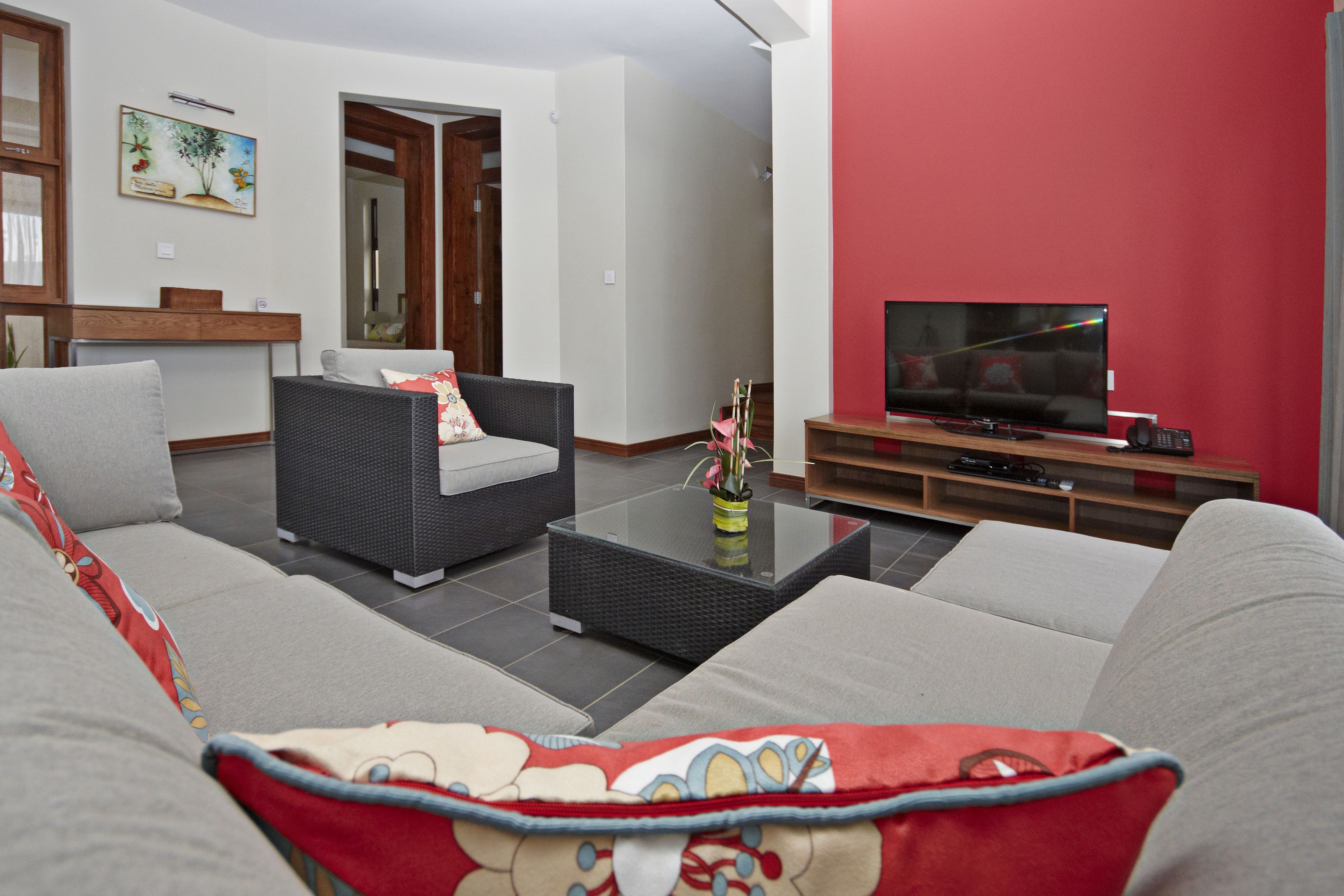 Una sala de estar moderna con un sofá, una mesa de centro y una televisión.