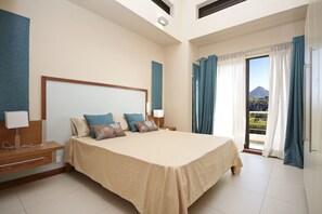 Caja de seguridad en la habitación y muebles diferentes 