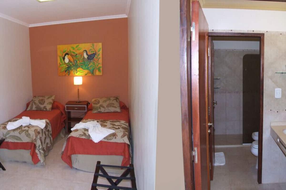 Een kluis op de kamer, een strijkplank/strijkijzer, gratis babybedden