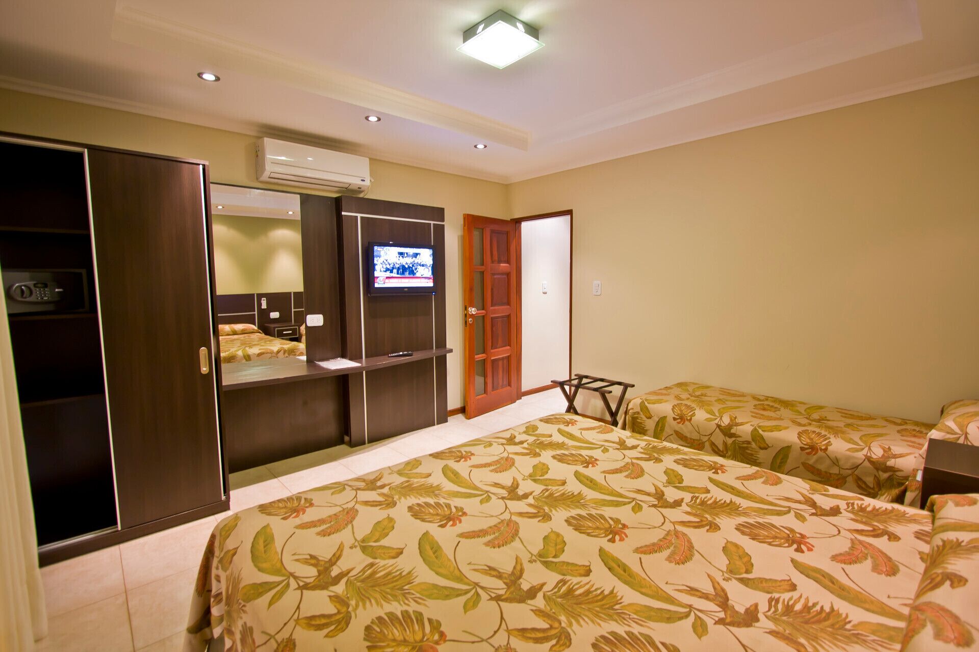 Caja de seguridad en la habitación y tabla de planchar con plancha 