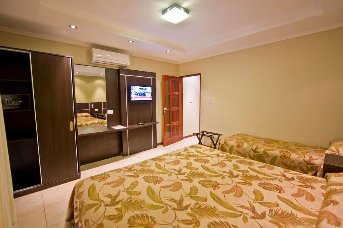 Caja de seguridad en la habitación y tabla de planchar con plancha