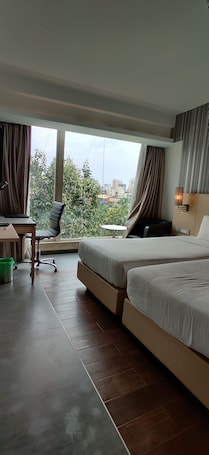 Caja de seguridad en la habitación y tabla de planchar con plancha