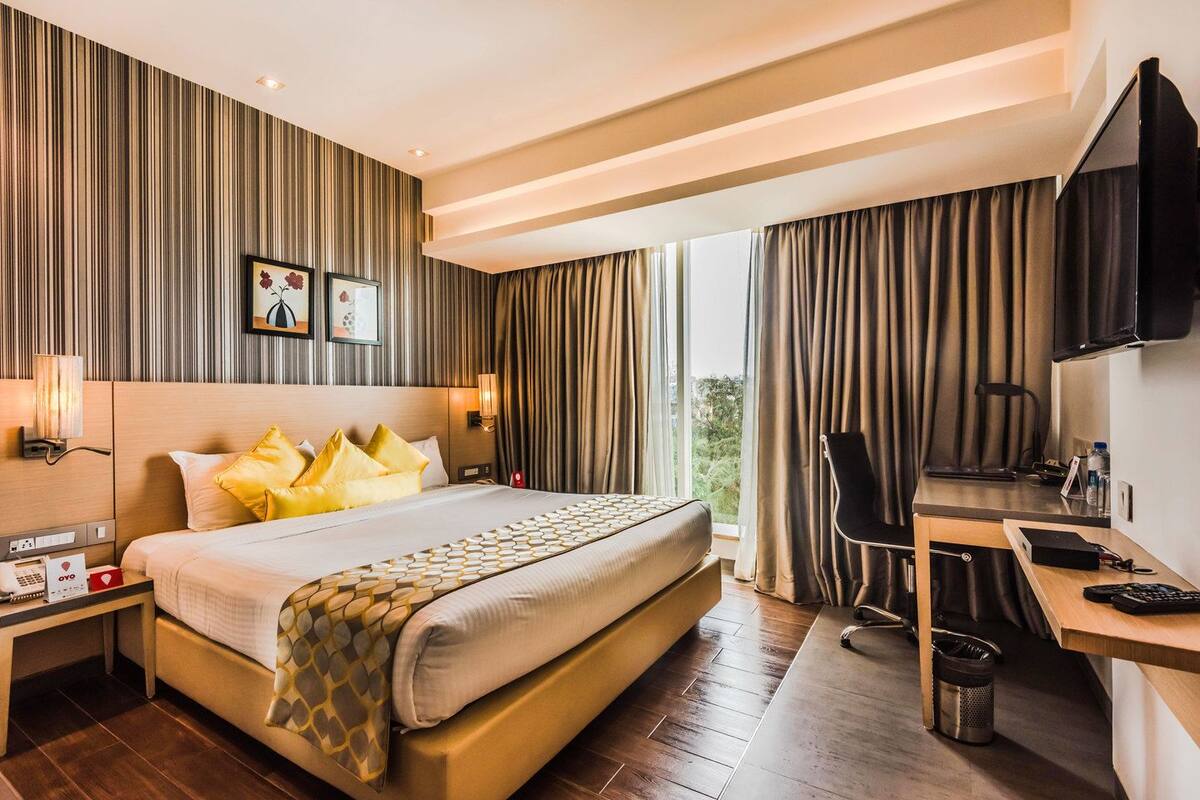 Deluxe Room | In-room safe, iron/ironing board, WiFi (free), bed sheets
