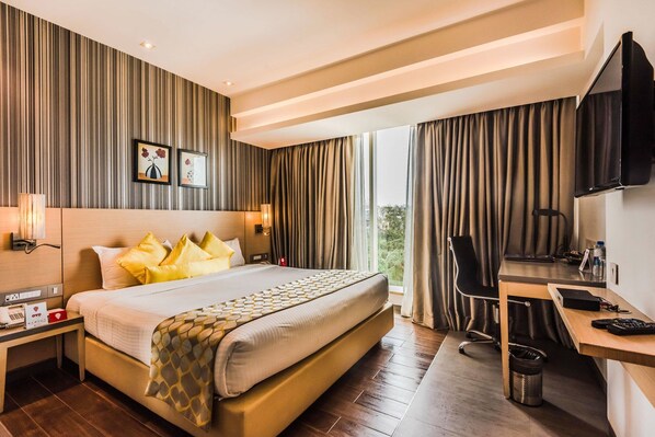 Caja de seguridad en la habitación y tabla de planchar con plancha