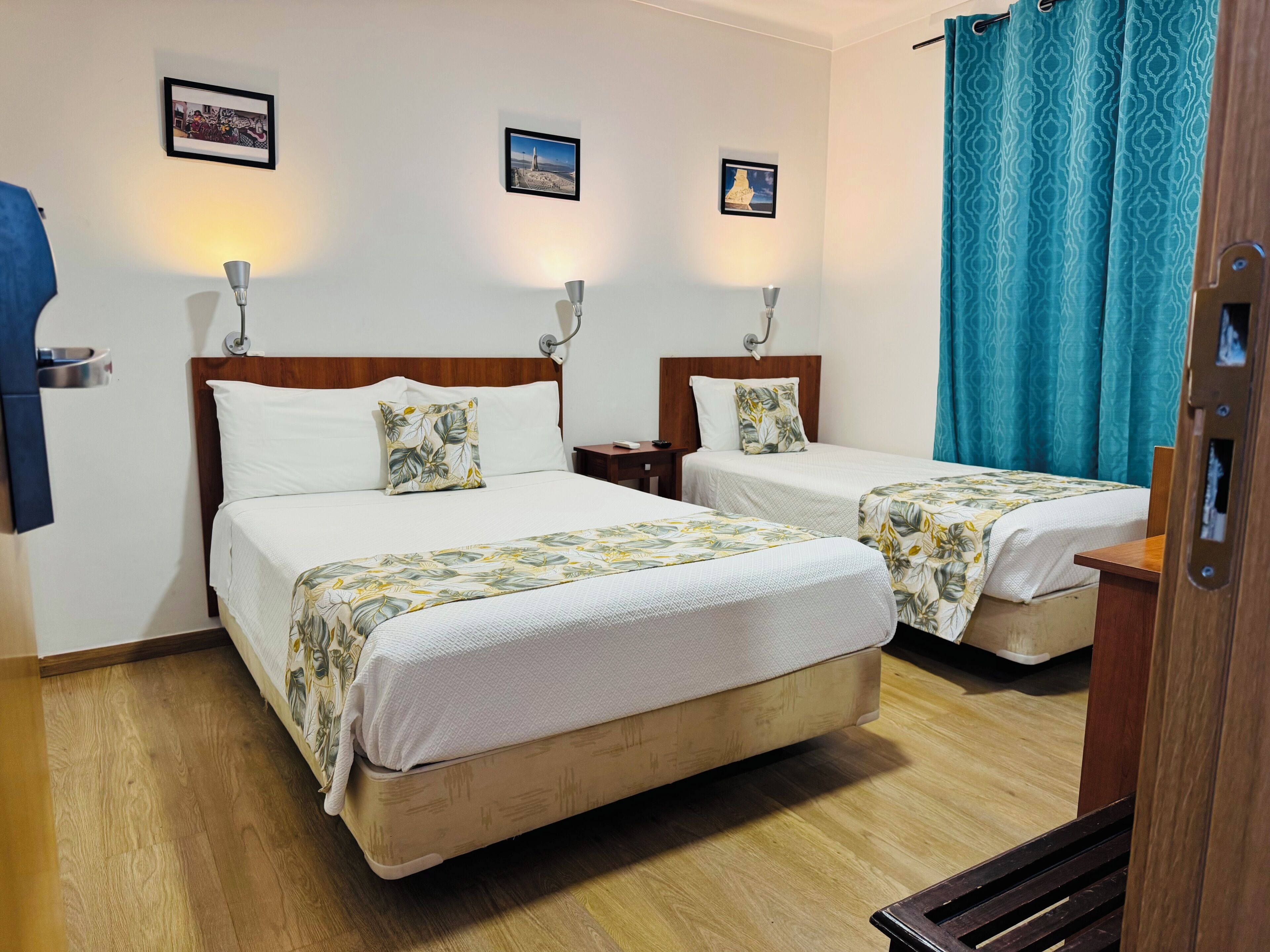 Habitación triple, baño privado | Caja de seguridad en la habitación, cortinas blackout y wifi gratis 