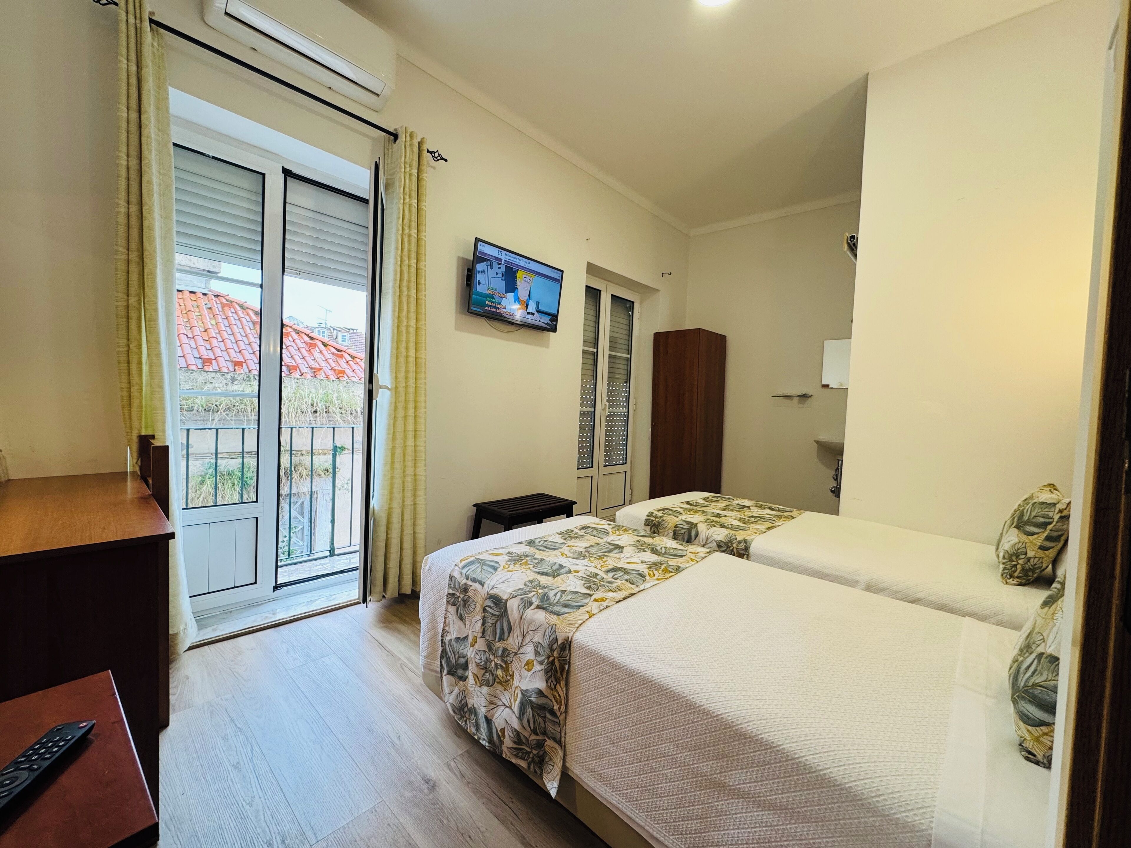 Twin Room, Private Bathroom | Zimmersafe, Verdunkelungsvorhänge, kostenloses WLAN, Bettwäsche