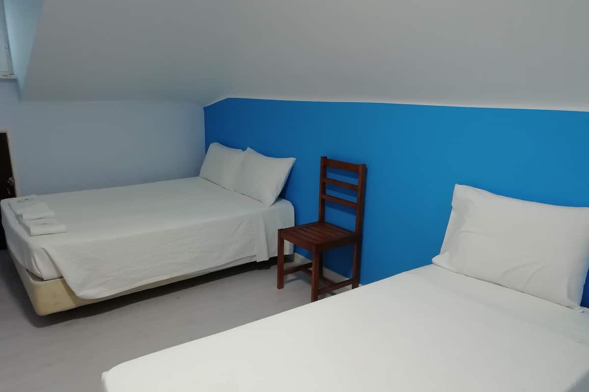 Room for 6 with Private Bathroom | Een kluis op de kamer, verduisterende gordijnen, gratis wifi, beddengoed