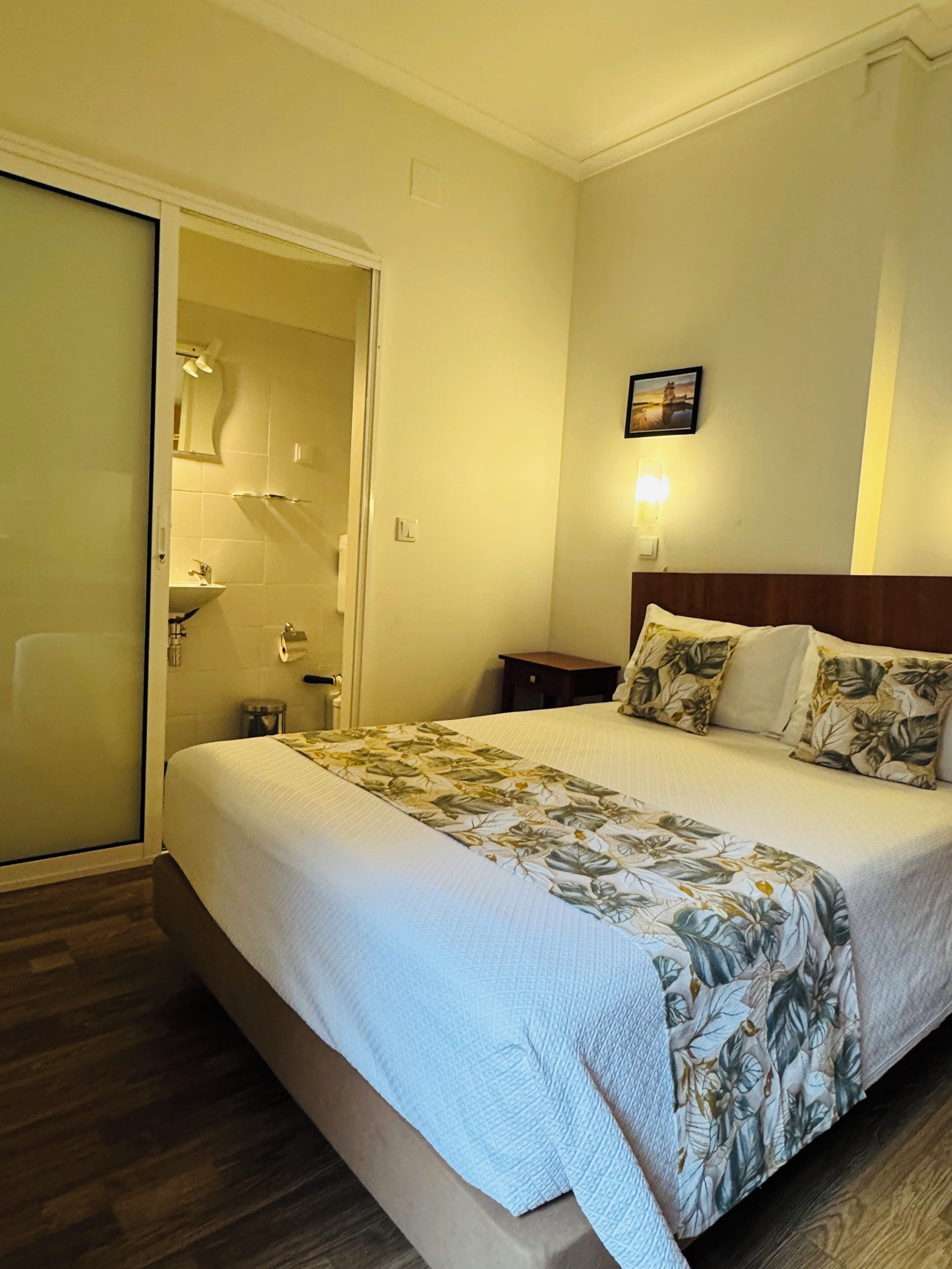 Quarto casal, banheiro privativo | Banheiro | Chuveiro, chuveiro com efeito de chuva