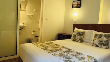 Quarto casal, banheiro privativo | Banheiro | Chuveiro, chuveiro com efeito de chuva