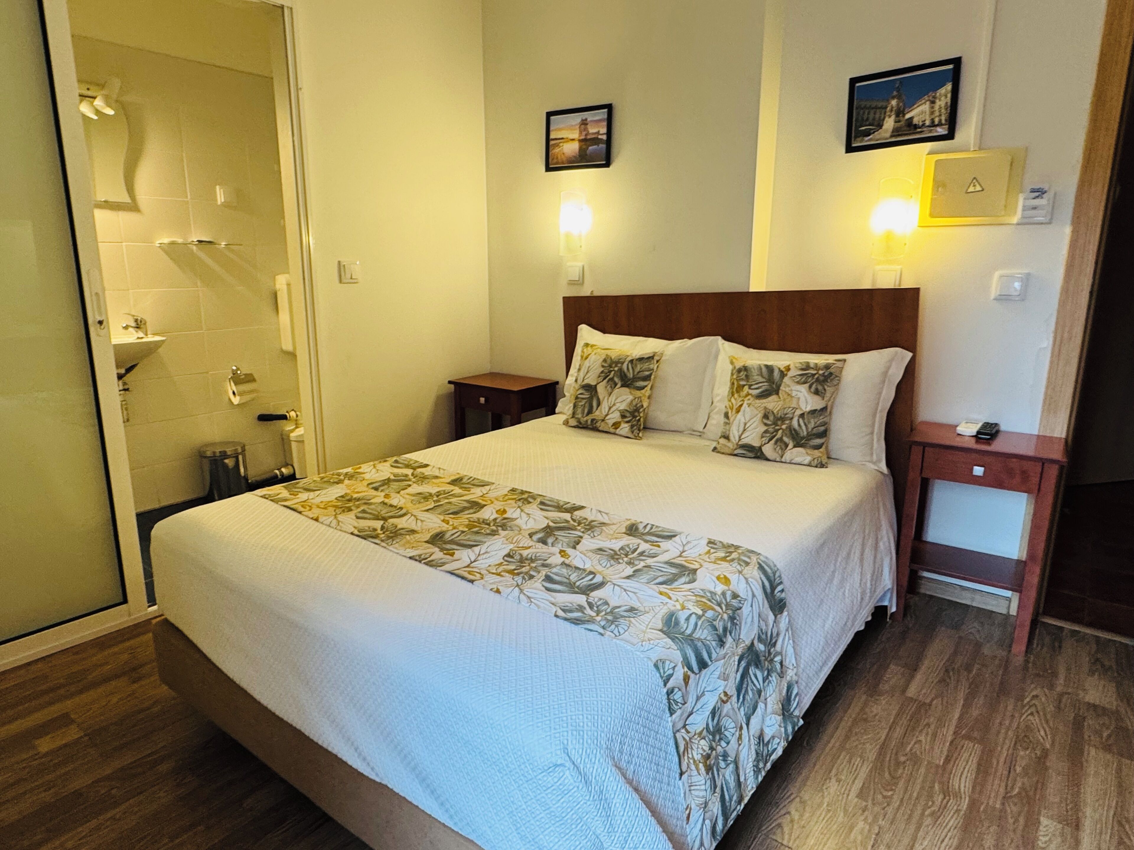 Doppelzimmer, eigenes Bad | Zimmersafe, Verdunkelungsvorhänge, kostenloses WLAN, Bettwäsche