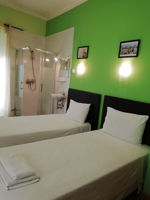 Zweibettzimmer, Gemeinschaftsbad | Zimmersafe, Verdunkelungsvorhänge, kostenloses WLAN, Bettwäsche