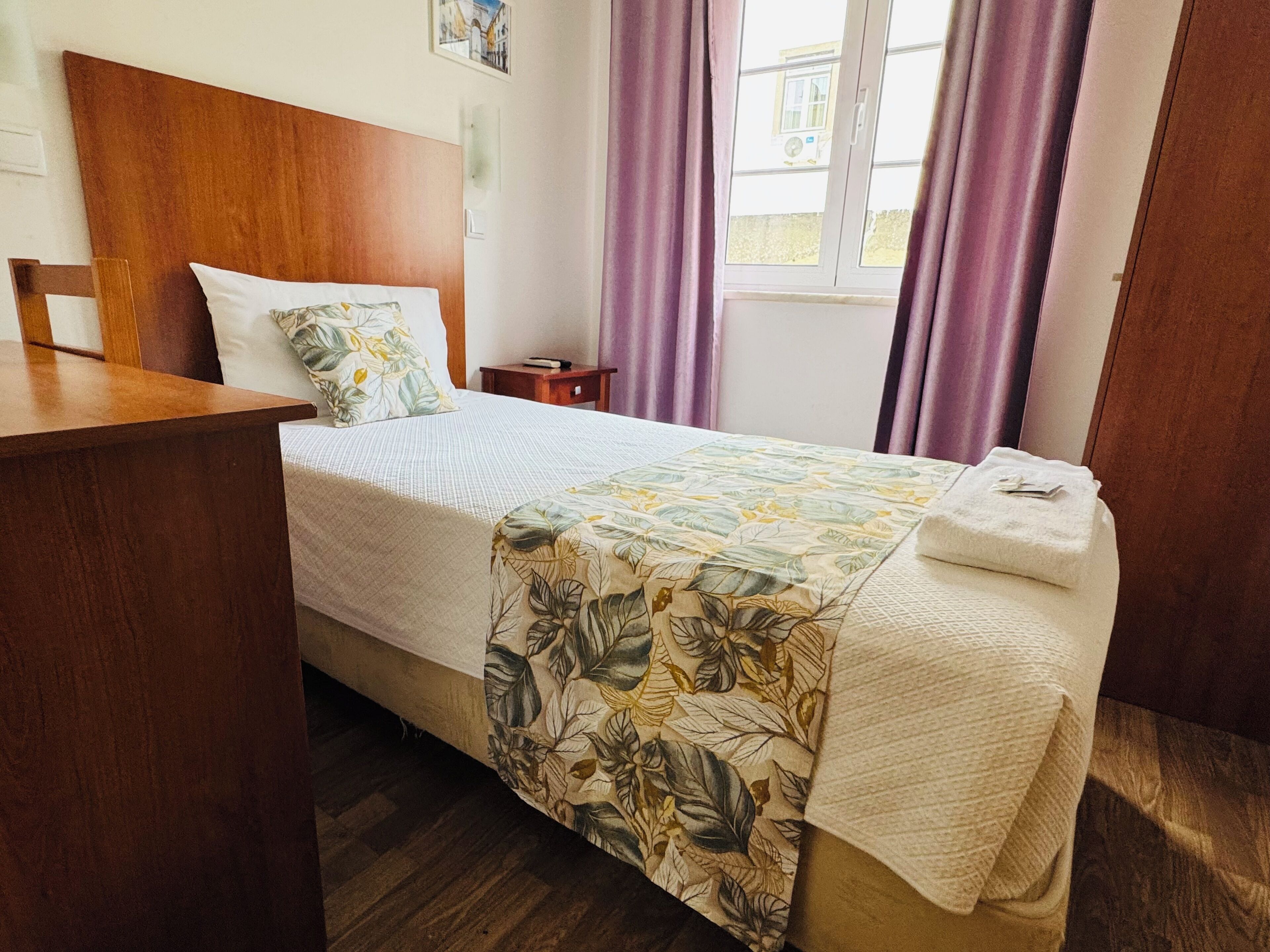 Einzelzimmer, Gemeinschaftsbad | Zimmersafe, Verdunkelungsvorhänge, kostenloses WLAN, Bettwäsche