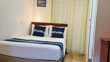 Habitación doble, baño privado | Caja de seguridad en la habitación, cortinas blackout y wifi gratis