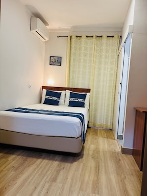 Doppelzimmer, eigenes Bad | Zimmersafe, Verdunkelungsvorhänge, kostenloses WLAN, Bettwäsche