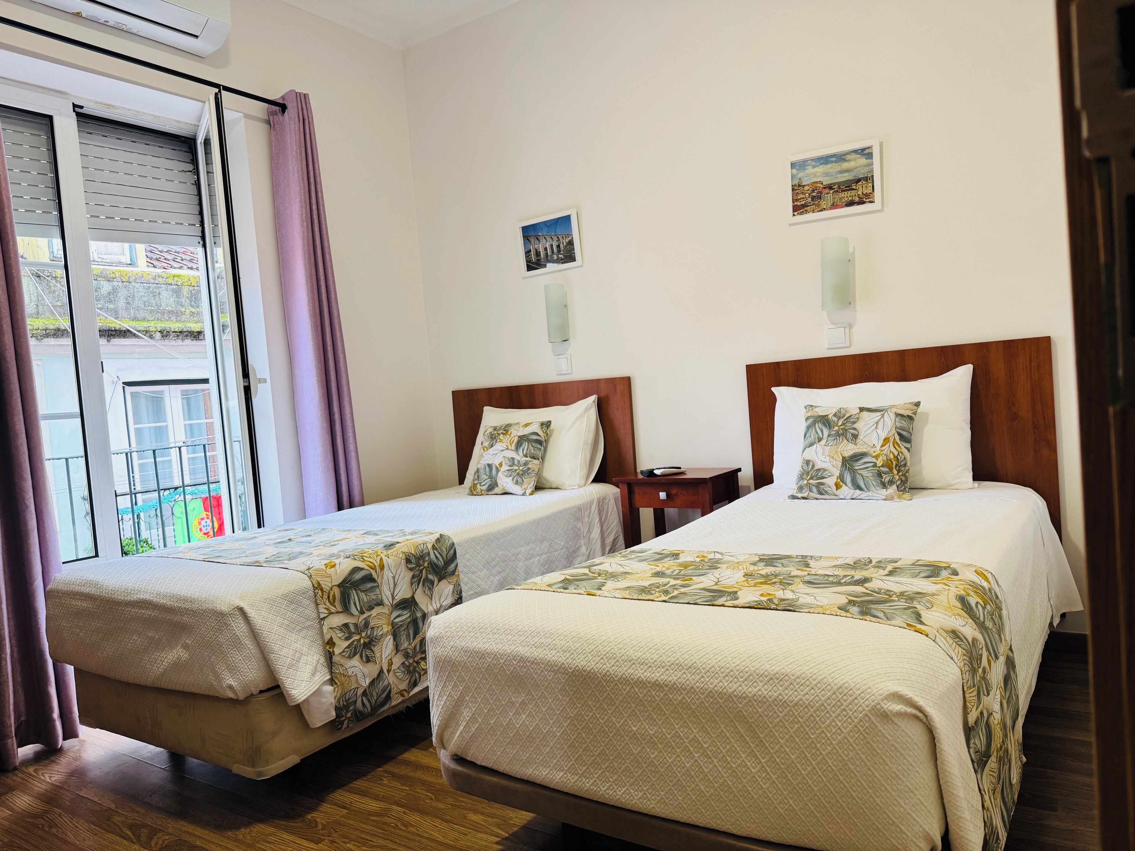 Zweibettzimmer, Gemeinschaftsbad | Zimmersafe, Verdunkelungsvorhänge, kostenloses WLAN, Bettwäsche