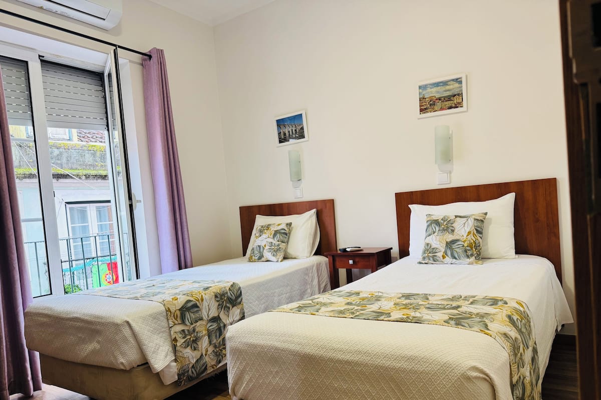 Zweibettzimmer, Gemeinschaftsbad | Zimmersafe, Verdunkelungsvorhänge, kostenloses WLAN, Bettwäsche