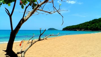 Perto da praia, prática de vela, passeios de caiaque, prática de pesca 