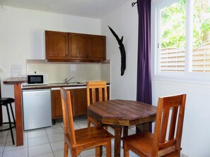 Studio, hiên, quang cảnh vườn | Bếp riêng | Tủ lạnh, bếp nấu, dụng cụ pha cà phê/trà 