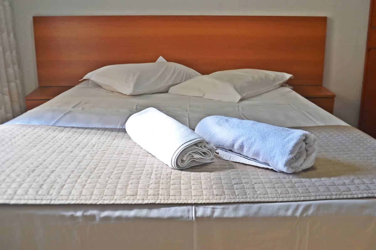 Minibar, wifi gratis y ropa de cama 