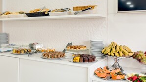 Free daily buffet breakfast - Hotel Lavenue (Curitiba)