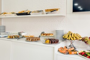 Free daily buffet breakfast - Hotel Lavenue (Curitiba)