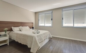 Cortinas blackout, wifi gratis y ropa de cama