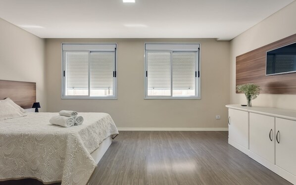 Cortinas blackout, wifi gratis y ropa de cama