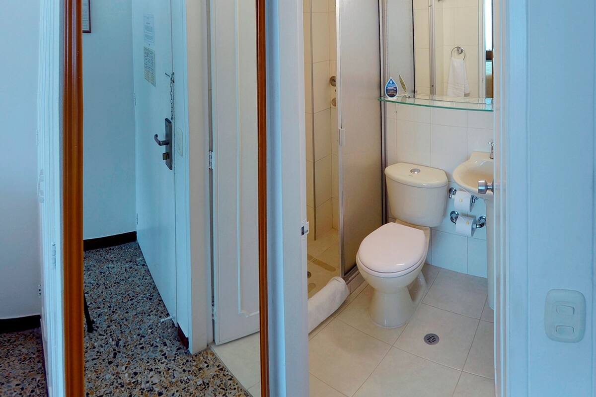 executive room | bathroom | shower, hair dryer, towels