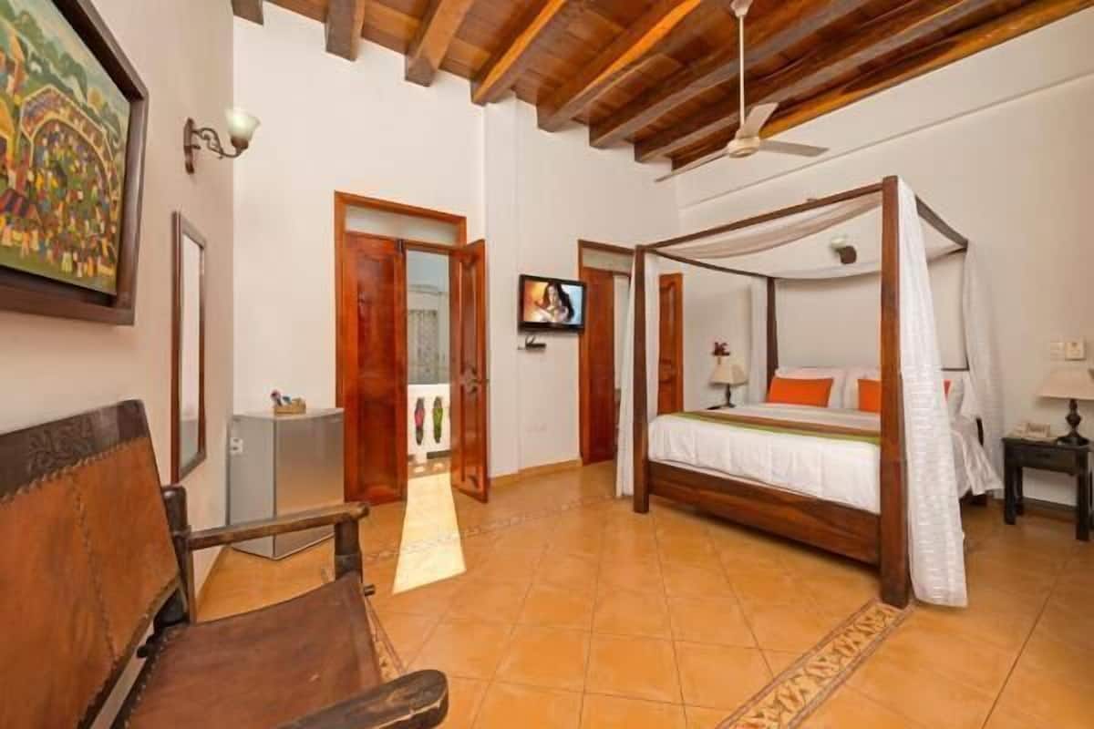 Minibar, brankas, Wi-Fi gratis, dan seprai linen