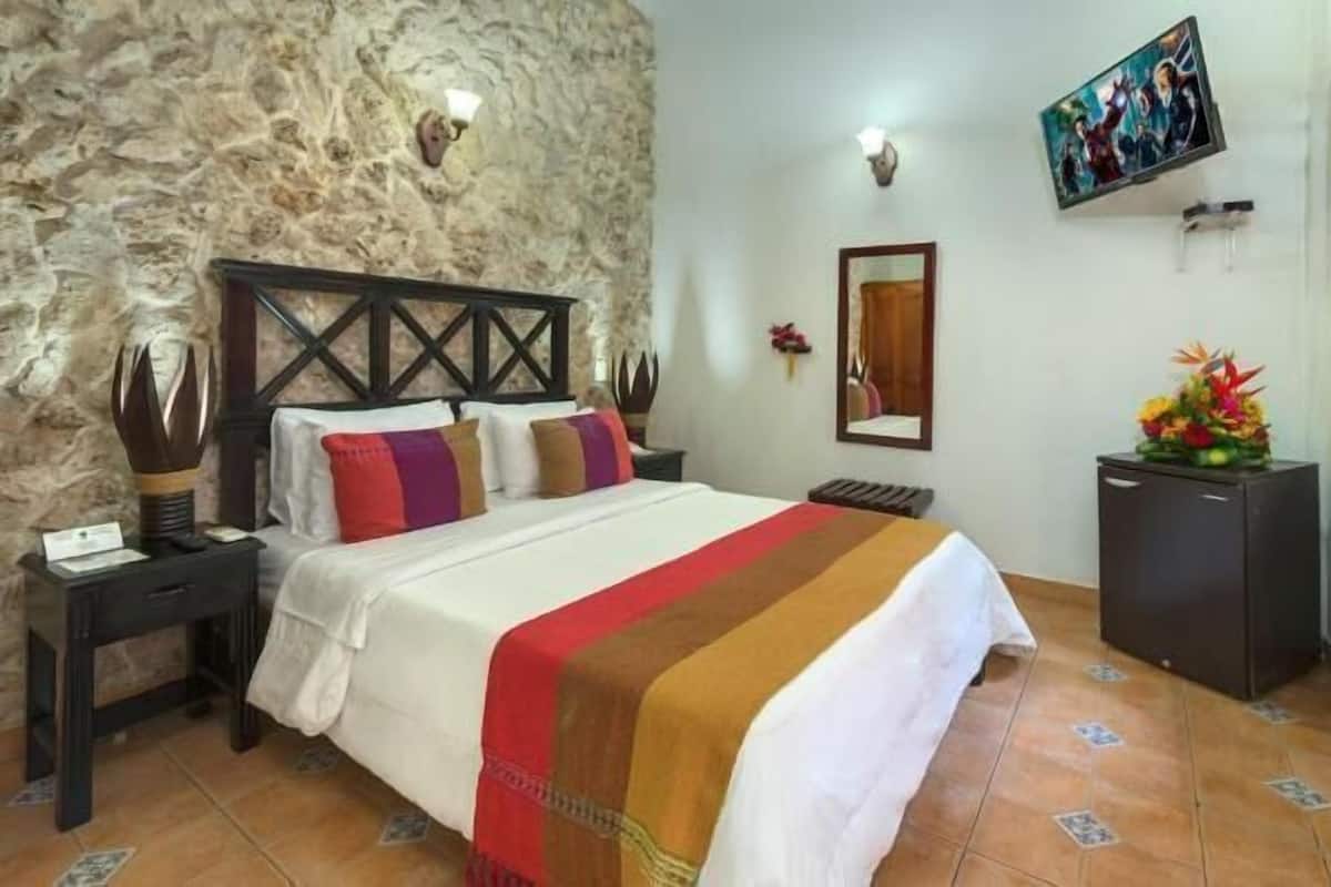 Minibar, brankas, Wi-Fi gratis, dan seprai linen