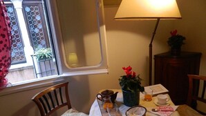 Double Room | Room service - dining - Amadeus Bed and Breakfast (Venice)