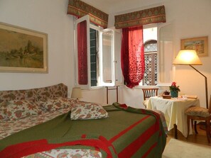 Double Room | Minibar, desk, free WiFi - Amadeus Bed and Breakfast (Venice)