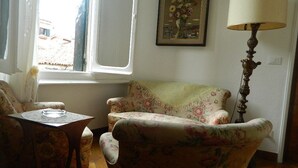 Suite | Living area | TV - Amadeus Bed and Breakfast (Venice)