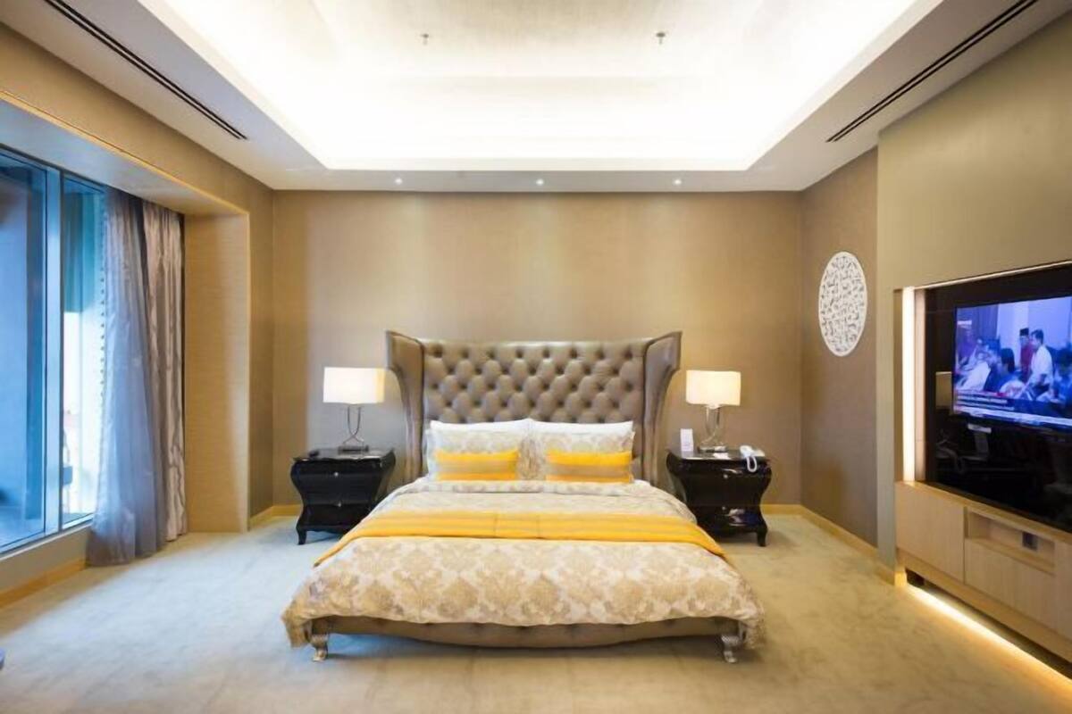Minibar, in-room safe, desk, iron/ironing board