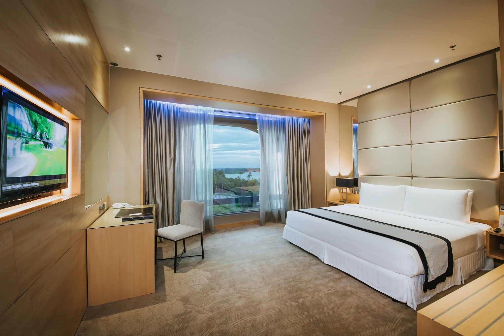 Minibar, in-room safe, desk, iron/ironing board