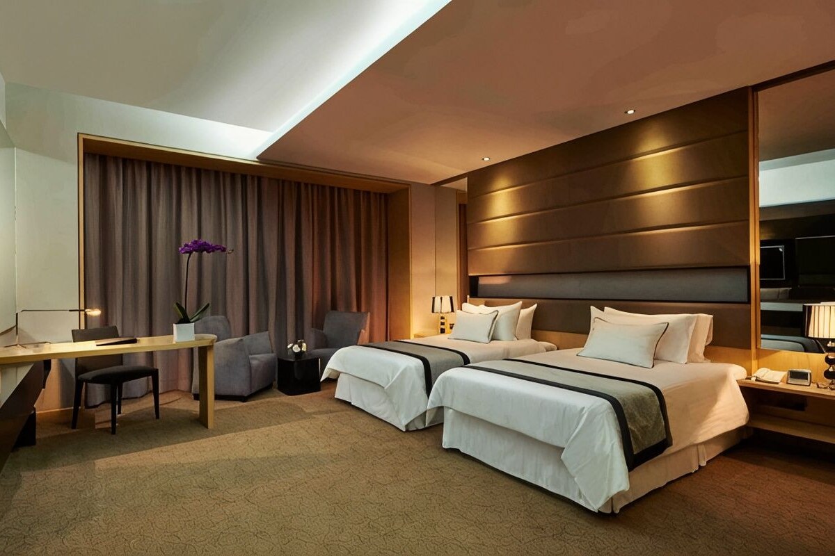 Minibar, in-room safe, desk, iron/ironing board