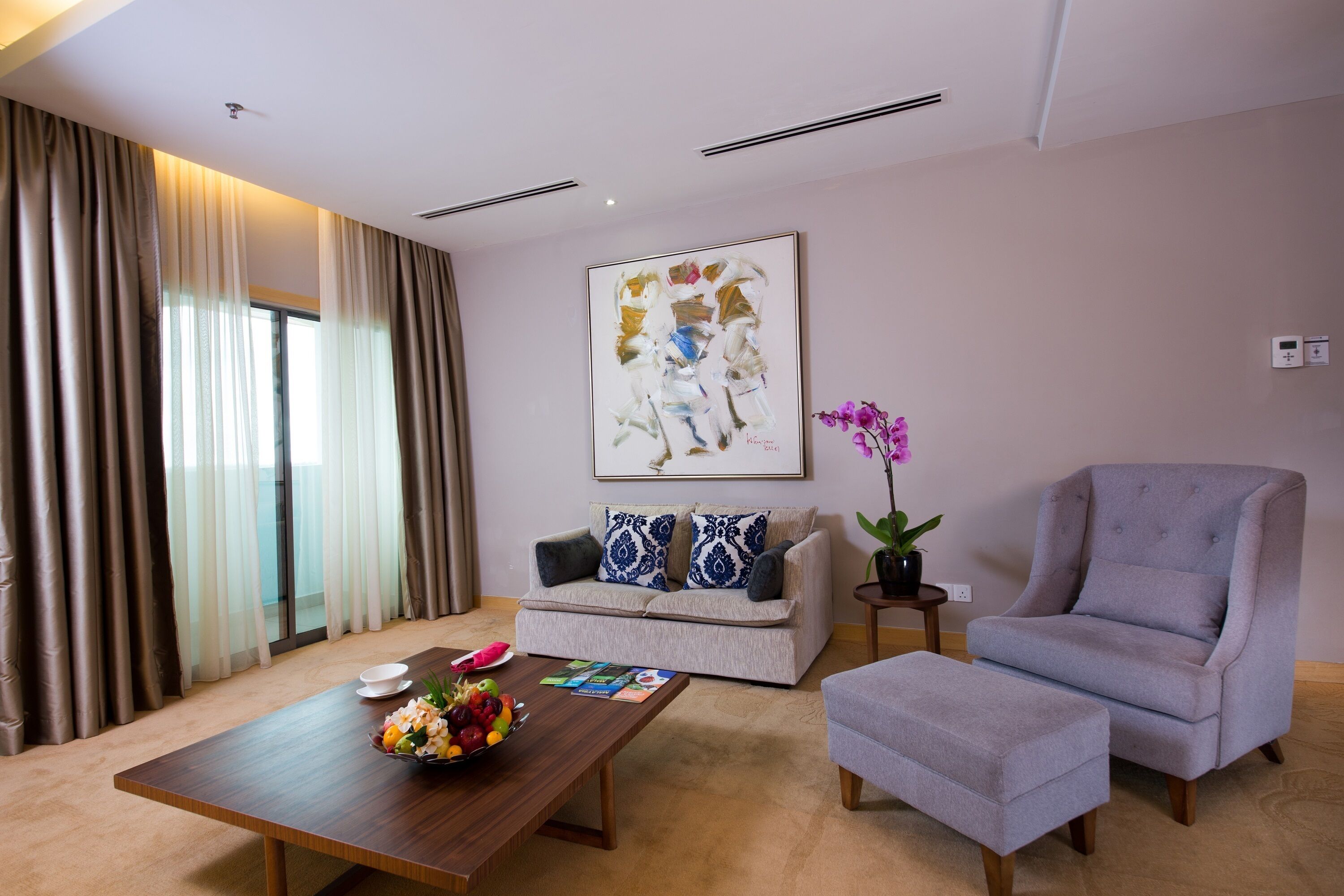 Basic-suite | Minibar, pengeskab på værelset, skrivebord, strygejern/strygebræt