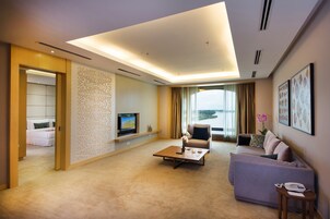 Junior Suite | Minibar, in-room safe, desk, iron/ironing board