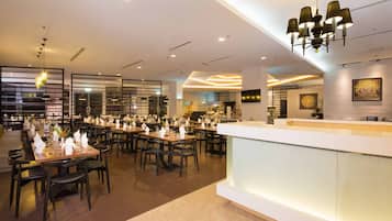 2 restaurantes, se sirven desayunos, comidas, cenas y cocina asiática